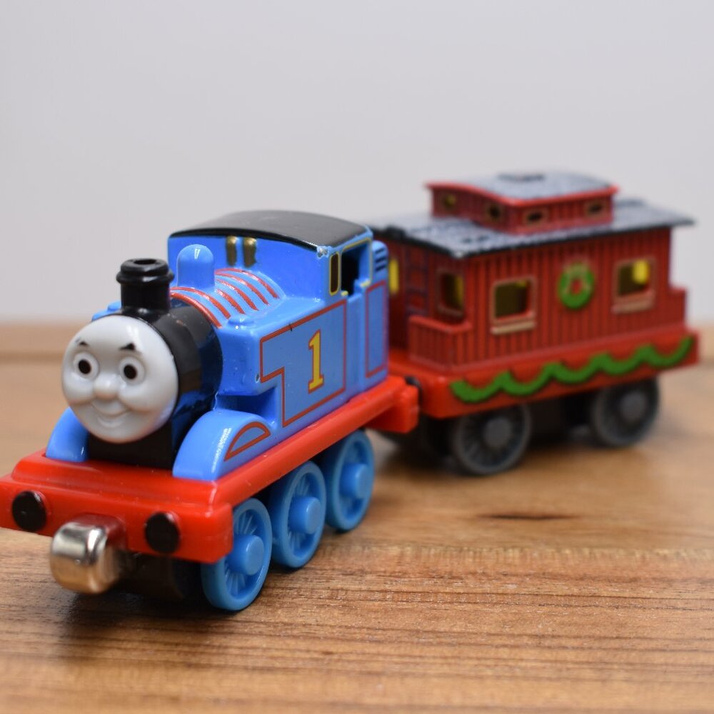 Thomas w/ Holiday Caboose Christmas 2002 Diecast Train Take Along Thomas Friends